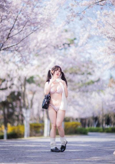 24岁性感的尹律